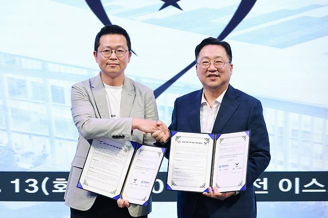 2023 LCK 서머 결승전의 성공적인 개최를 약속한 이정훈 LCK 사무총장(왼쪽)과 이장우 대전시장 (제공=LCK).