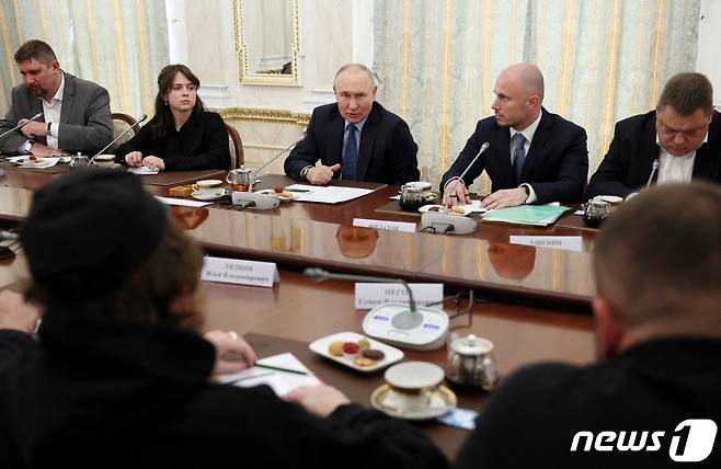 블라디미르 푸틴 러시아 대통령이 13일(현지시간) 모스크바 크렘린궁에서 종군기자들과 만나고 있다. 2023.06.13/뉴스1 ⓒ 로이터=뉴스1 ⓒ News1 김민수 기자