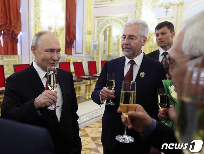 블라디미르 푸틴 러시아 대통령이 12일 (현지시간) 모스크바에서 러시아의 날을 맞아 열린 시상식에 참석을 하고 있다. 2023.6.13 ⓒ 로이터=뉴스1 ⓒ News1 우동명 기자