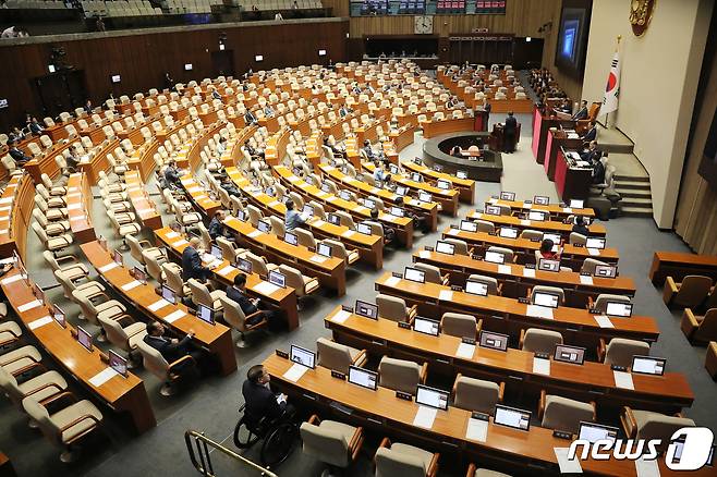 14일 오후 서울 여의도 국회에서 열린 제407회 국회(임시회) 제3차 본회의 교육·사회·문화 분야 대정부질문에서 의원들 자리 곳곳이 비어 있다. 2023.6.14/뉴스1 ⓒ News1 임세영 기자