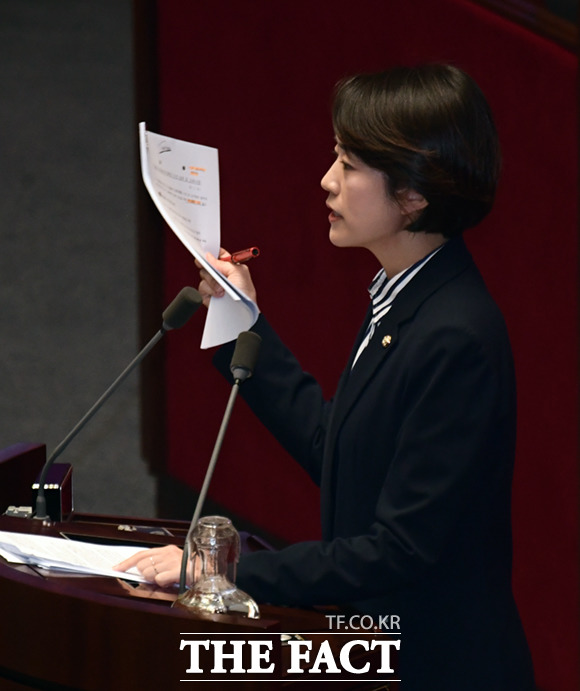 고민정 더불어민주당 의원이 14일 오후 서울 여의도 국회에서 열린 본회의 교육·사회·문화 분야 대정부질문에서 방송사 지방선거기획단 실태 및 고려사항 문건을 들어보이고 있다. /국회=이새롬 기자