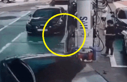 셀프 주유소에서 주유기 노즐을 꽂은 채 출발한 차량으로 인해 주유건이 팽팽하게 당겨진 모습. 사진=온라인 커뮤니티 갈무리