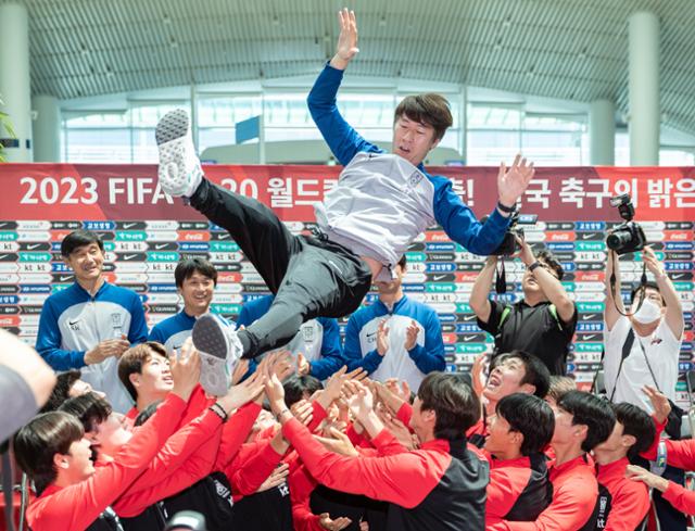 2023 아르헨티나 U-20 월드컵에서 4강 신화를 이룬 한국 U-20 축구대표팀 선수단이 14일 인천국제공항에서 열린 환영행사 중 김은중 감독을 헹가래 치고 있다. 뉴스1