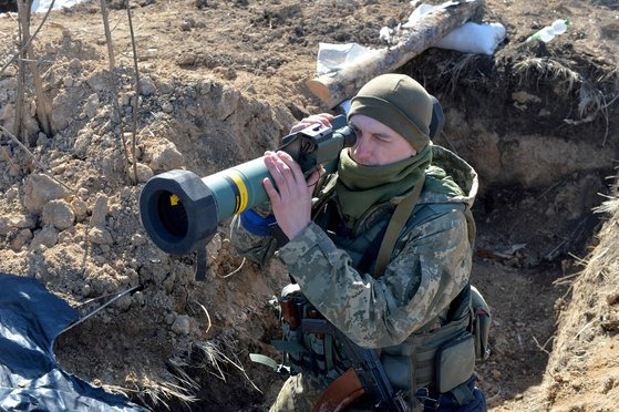 우크라이나 병사가 재블린 대전차 미사일을 조준하고 있다. AFP=연합뉴스