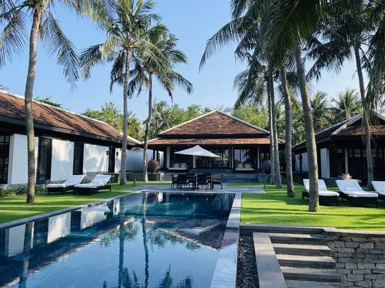 포시즌스 리조트 남하이는 다낭에서 해변을 따라 약 30km 남쪽에 위치한다. 100여개 풀빌라가 야자수 숲 사이로 듬성듬성 흩뿌려져 있다. 리조트 중앙엔 올림픽 수영장 규격의 3단 풀이 별도로 있다. 아직 투숙객이 가득 들어차지 않아서 여유롭게 서비스를 이용할 수 있었다. 허정원 기자