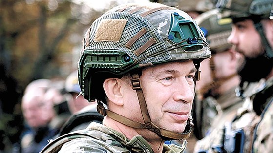 우크라이나 지상군 사령관 올렉산드르 시르스키가 지난해 10월 도네츠크에서 탈환한 도시 라이만에서 열린 국기 게양식에서 군인들과 악수를 나누고 있다. EPA=연합뉴스