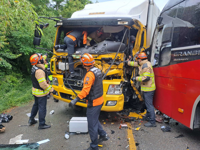 ▲ 14일 서울에서 강릉으로 수학여행을 온 버스가 11t 화물트럭과 충돌하는 사고가 발생했다.