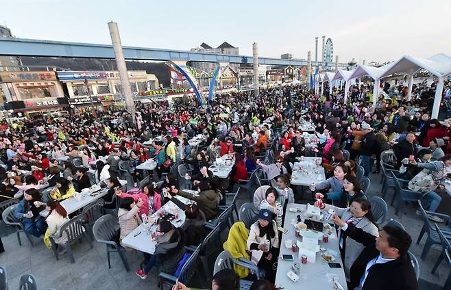 2016년 인천 월미도에서 중국 아오란그룹 관광객들이 치맥파티를 하고 있다.|인천시 제공
