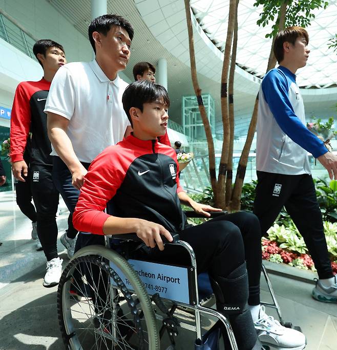 환영회도 함께 발목 골절 부상을 당한 U-20 축구대표팀 박승호가 환영식에 휠체어를 타고 입장하고 있다. 연합뉴스