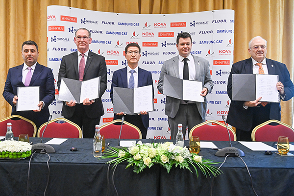 The officials from the construction division of Samsung C&T, Romania’s Nuclearelectrica, E-INFRA, Nova Power & Gas, U.S.-based NuScale Power, and Fluor Enterprises pose for a photo after signing the MOU on June 13(local). [Photo provided by Samsung C&T]