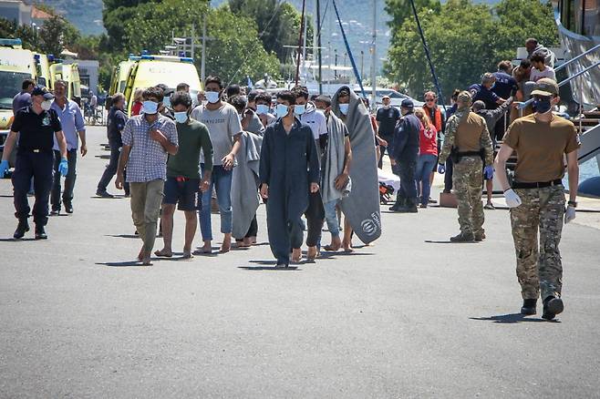 14일(현지시간) 그리스 칼라마타 인근 해역에서 난민선 2척이 전복하는 사고가 발생해 59명이 사망하고 104명이 구조됐다. 구조된 난민들이 칼라마타 항구에 도착한 모습./사진=로이터통신