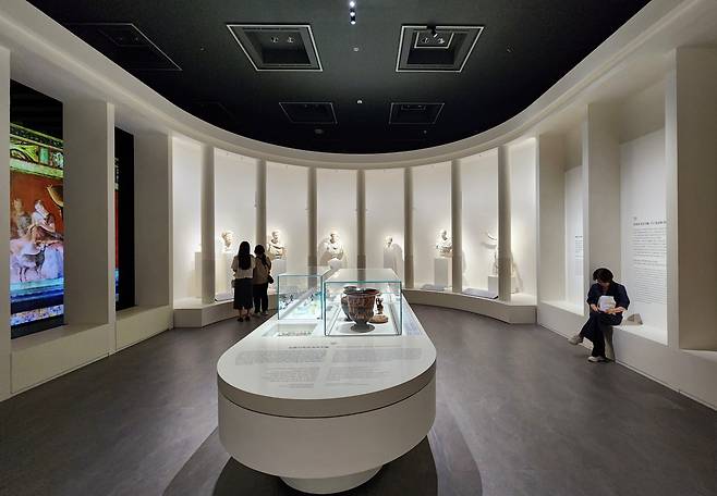 15일 국민에게 무료 공개되는 국립중앙박물관 그리스·로마실. 로마의 빌라 모습으로 꾸몄다. 가운데는 귀족들의 회식 ‘심포지움’ 한상 차림.