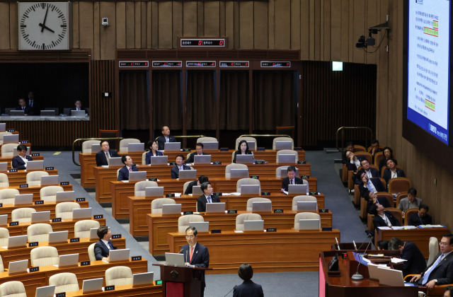 14일 국회 본회의에서 고민정 더불어민주당 의원의 대정부 질문 때 고 의원이 제시한 문건이 화면에 나오고 있다. 연합뉴스