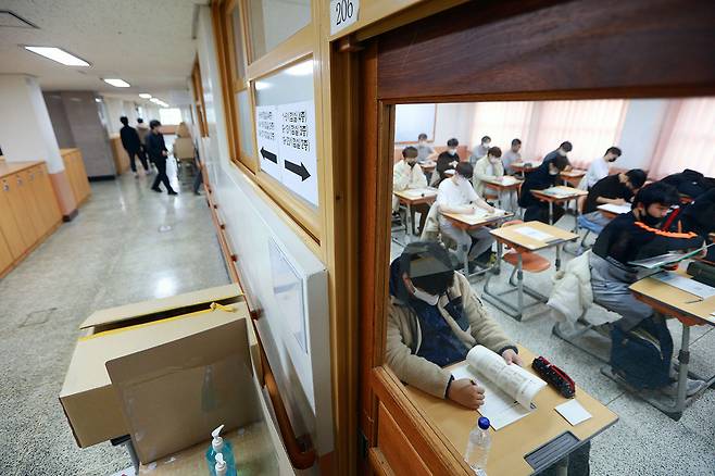 지난해 11월17일 치러진 2023학년도 대학수학능력시험을 준비하는 수험생들. ⓒ연합뉴스