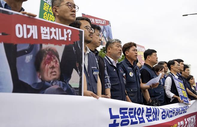 한국노총 산별 금속노련 간부에 대한 경찰의 강경 진압에 반발하고 있는 한국노총이 6월8일 서울 용산구 대통령실 앞에서 기자회견을 갖고 대통령 직속 노사정 사회적 대화기구인 경제사회노동위원회(경사노위) 참여의 전면 중단을 선언하고 있다. ⓒ시사IN 조남진