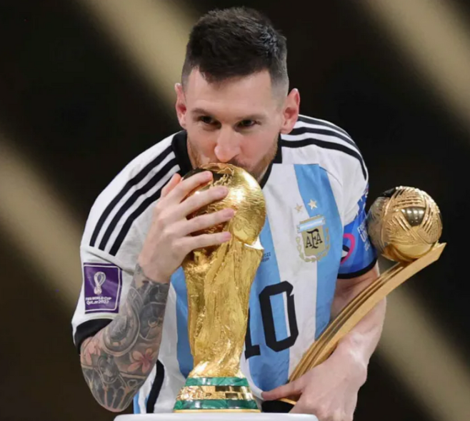 아르헨티나 축구대표팀 리오넬 메시가 2022 카타르 월드컵 프랑스와의 결승전에서 이긴 뒤 우승 트로피에 입을 맞추고 있다. 루사일 | EPA연합뉴스