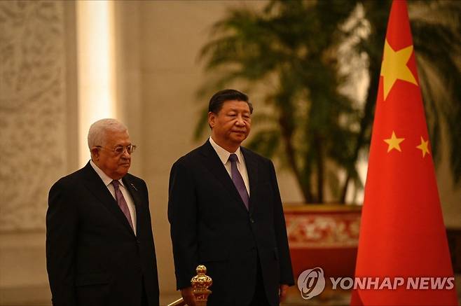 베이징서 정상회담 앞선 환영행사 참석한 시진핑과 압바스 (AFP.연합뉴스)