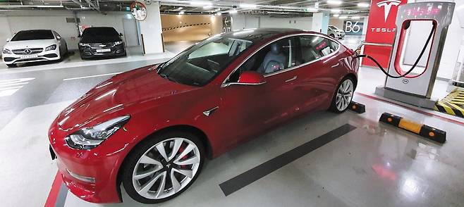 미국 전기차 업체 테슬라는 NACS 방식의 충전 규격을 사용하지만 GM·포드·현대차그룹 등은 CCS 방식을 사용해 왔다. 하지만 최근 GM과 포드가 NACS 진영에 합류하며 테슬라 방식이 표준 규격이 될 가능성이 커졌다. 사진은 서울의 한 주차장에서 테슬라 차량이 충전하는 모습. /안상현 기자