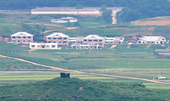현충일이자 절기상 망종인 지난 6일 오전 경기 파주시 오두산통일전망대에서 바라본 북한 황해북도 개풍군 임진강변 마을에서 주민들이 농사를 짓고 있다. /뉴스1