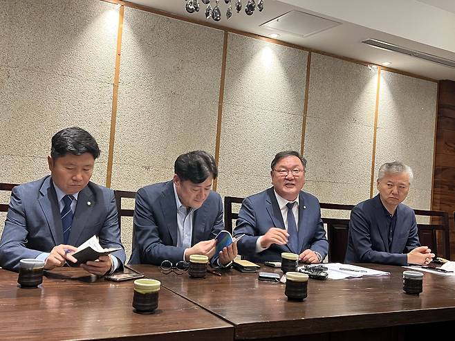 중국을 방문한 더불어민주당 홍기원(왼쪽부터), 홍익표, 김태년, 홍성국 의원이 15일 베이징의 한 식당에서 특파원들과 간담회를 하고 있다./베이징=이벌찬 특파원