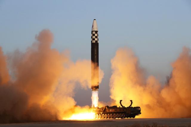 북한이 올 3월 16일 시험 발사한 신형 대륙간탄도미사일(ICBM) 화성-17형 모습. 평양=노동신문 뉴스1