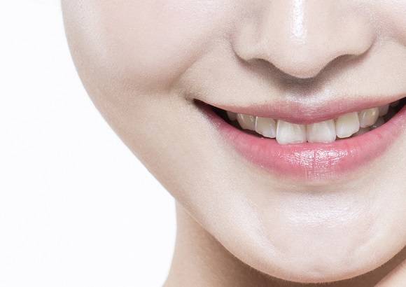 치아가 보이도록 윗입술을 최대한 위로 올리며 광대 근육에 있는 힘껏 힘을 주는 동작은 얼굴 탄력을 강화해 리프팅 효과를 낼 수 있다./사진=클립아트코리아