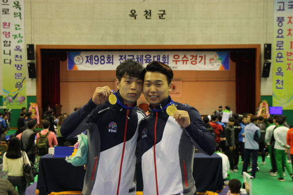 지난 제 98회 전국체전 수상 후 함께 촬영한 이용현(왼쪽) 이용문(오른쪽) 형제의 모습. 사진=충남체육회 제공