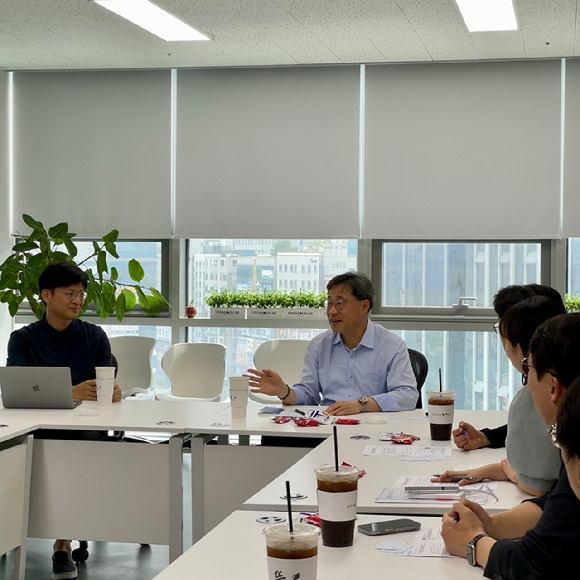 업스테이지는 15일 과기정통부 ‘AI 윤리·신뢰성 확보 릴레이 현장 방문’ 첫 일정을 개최했다. 사진은 업스테이지 이활석 CTO(좌), 과기정통부 박윤규 제2차관(우) [사진=업스테이지]