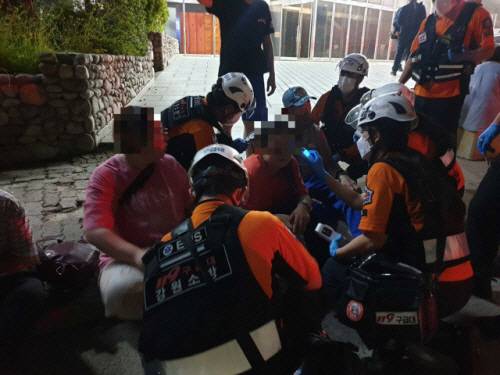 ▲ 15일 새벽 1시27분 고성군 죽왕면 삼포리의 한 리조트에서 불이 나 출동한 119소방대원이 투숙객들의 건강 상태를 살피고 있다. [강원특별자치도소방본부 제공]