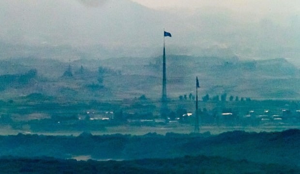 15일 오후 파주 접경지역에서 바라본  서부전선 비무장지대(DMZ) 북한 기정동 마을의 인공기와 남한 대성동 마을의 태극기가 나란히 펄럭이고 있다. 사진=뉴스1