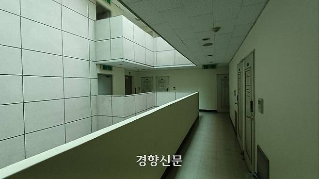 전월세 이중계약 사기가 다수 발생한 오피스텔 8층 복도 전경. 류인하 기자