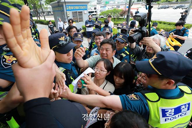 일본 방사성 오염수 해양투기 저지 서울행동 활동가들이 15일 서울 종로구 주한 일본대사관 앞에서 후쿠시마 방사성 오염수 해양투기 저지를 위한 정부의 대응을 촉구하는 기자회견을 마친 후 항의서한 부착을 시도하던 중 경찰과 대치하고 있다.