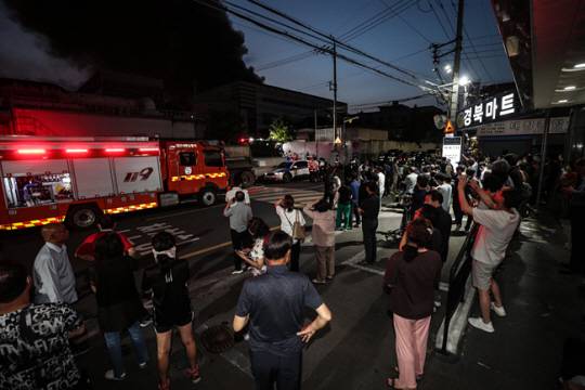 화재가 발생한 대구 서구 중리동의 한 재활용 공장 인근에서 시민들이 불안해하고 있다. 연합뉴스