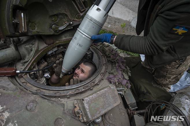 [차시우 야르=AP/뉴시스] 일본이 우크라이나의 반격을 지원하기 위해 미국에 155㎜ 포탄을 공급하는 방안을 검토하고 있다. 사진은 지난 5월 9일(현지시각) 러시아군과의 격전지인 우크라이나 도네츠크주 차시우 야르에서 우크라이나 병사들이 전차에 포탄을 싣고 있는 모습. 2023.06.15.
