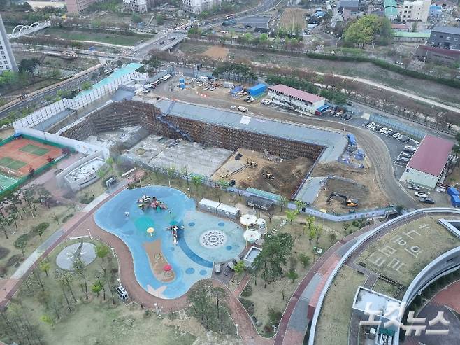 하남 유니온파크 전망대에서 내려다보면 물놀이장과 운동 시설 등이 보인다. 박사라 기자