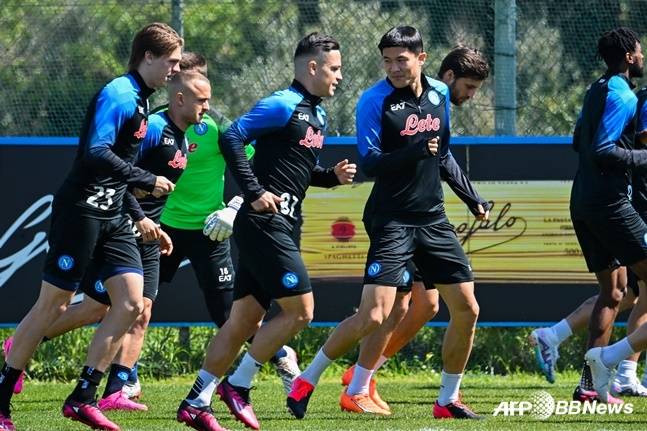 김민재(오른쪽 두 번째))가 훈련 중 동료와 이야기를 나누고 있다. /AFPBBNews=뉴스1