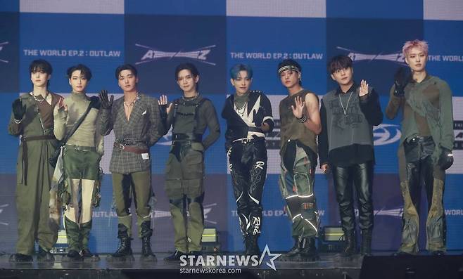 그룹 에이티즈(ATEEZ)가 15일 오후 서울 강서구 KBS 아레나에서 진행된 미니 9집 '더 월드 에피소드 2 : 아웃로우'(THE WORLD EP.2 : OUTLAW) 발매기념 쇼케이스에서 포즈를 취하고 있다. /2023.06.15 /사진=이동훈 기자 photoguy@