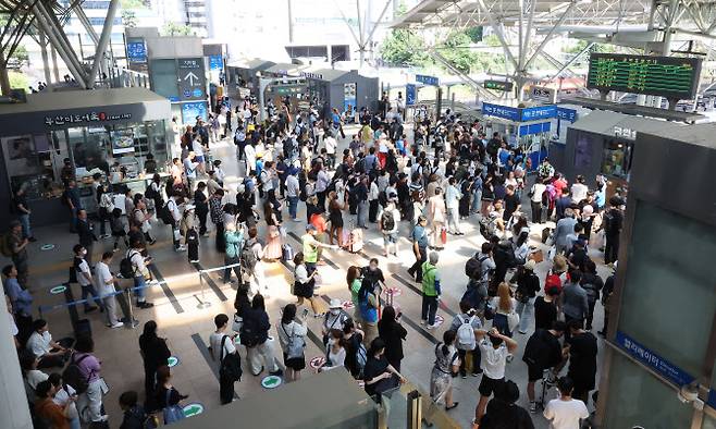 수도권 전철 경의선 철도에서 전기공급 장애가 발생한 16일 오후 서울역에서 출발하는 열차 다수가 지연돼 이용객들이 불편을 겪고 있다. (사진=연합뉴스)