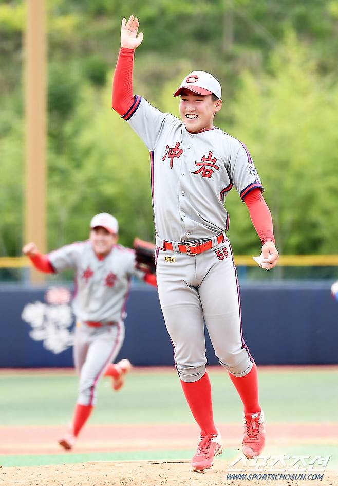 충암고 시절 경기를 마무리 지은 뒤 폴짝폴짝 뛰며 기뻐했던 윤영철 '야구가 좋았던 소년은 타이거즈 미래가 됐다'