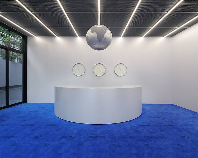 공항 탑승 수속 카운터를 연상시키는 입구. [사진 리모와]