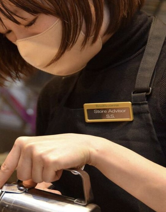 일본 털리스 커피 매장에서 일하는 직원이 직함과 영문 이니셜을 표기한 명찰을 달고 있다. 사진 트위터 캡처