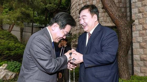 이재명 더불어민주당 대표가 8일 저녁 서울 성북구 중국대사관저에서 싱하이밍 주한중국대사를 예방해 인사하고 있다. 김현동 기자