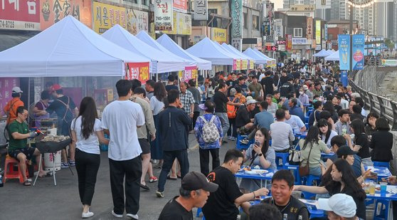 지난 2일 강원도 원주시 우산동 생태하천변에서 열린 원주 하이볼 축제장이 인파로 가득하다. 사진 원주시=연합뉴스