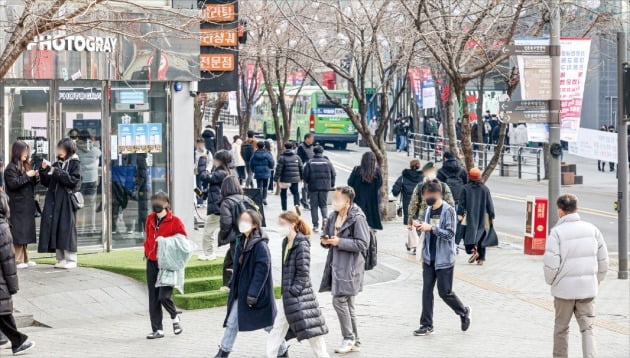 지난 2월 서울 신촌 명물거리 일대가 사람들로 붐비고 있다. 연세로 대중교통전용지구가 해제된 지 만 한 달 만이다.  /최혁 기자