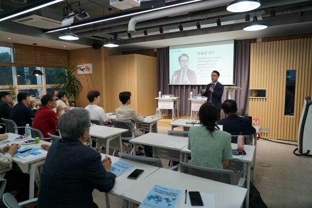 박원곤 이화여대 북한학과 교수가 15일 서울 성동구 미래목회와말씀연구원 지혜의샘에서 ‘미중 경쟁 시대의 대한민국: 한국교회의 역할과 과제’를 주제로 강연하고 있다. 한반도평화연구원 제공