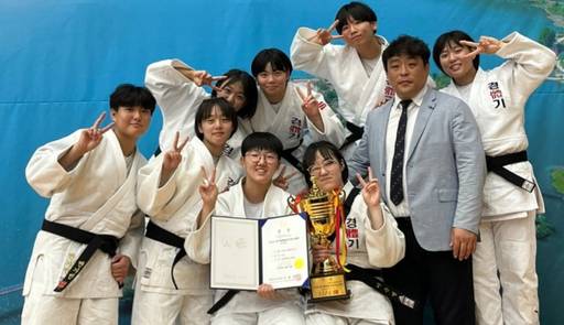 2023 양구평화컵전국유도대회 여고부 단체전에서 시즌 3관왕에 오른 경기체고 선수들이 김민수 코치와 기념촬영을 하며 세리머니를 펼치고 있다. 경기체고 제공