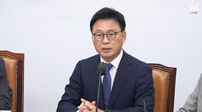 ▲박광온 더불어민주당 원내대표가 16일 오전 최고위원회의에서 정부가 전날부터 일일브리핑을 통해 후쿠시마 오염수 방류에 대해 일본측을 대변하고 있다고 비판하고 있다. 사진=더불어민주당 영상 갈무리