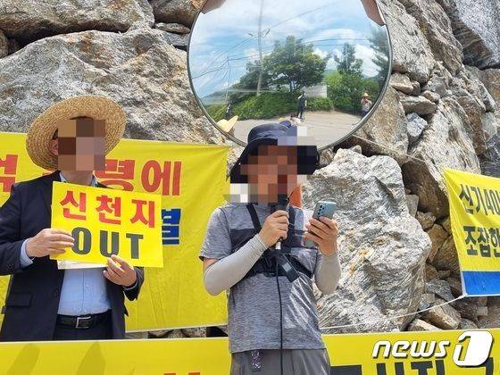 지난 15일 경기 가평군 신천지평화궁전 앞에서 이만희 신천지 총회장을 비판하는 규탄 집회가 열린 가운데 A씨(가운데)가 신천지에 빠져 수년 째 집에 돌아오지 않는 딸을 찾으며 발언하고 있다./사진=뉴스1