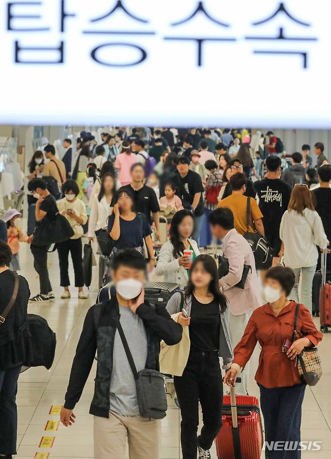 [서울=뉴시스] 권창회 기자 = 일본에서 수감됐다가 출소한 지 한달도 안 돼 우리나라에 입국해 공항 직원들을 때려 다치게 한 홍콩인에게 1심에서 징역형이 내려졌다. 사진은 지난  2일 오전 서울 강서구 김포공항 국내선청사가 여행객들로 붐비는 모습. 2023.06.02. kch0523@newsis.com