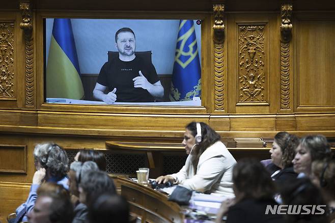 [베른=AP/뉴시스] 볼로디미르 젤렌스키 우크라이나 대통령이 15일(현지시간) 스위스 수도 베른에 자리한 스위스 의회에서 연설 영상으로 '스위스제 무기 재수출 허용'을 요청하고 있다. 2023.06.16.